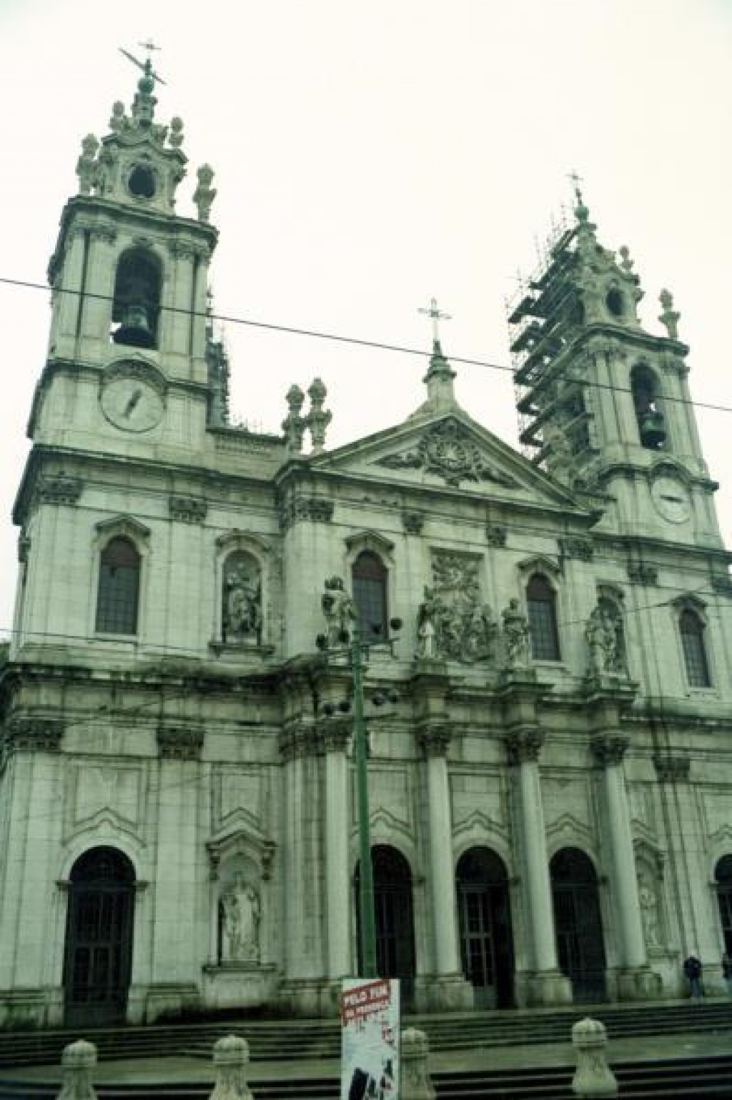 This is the Basilica Estrela, built in 1796 by Maria I who promised God she would build it she were given a son.